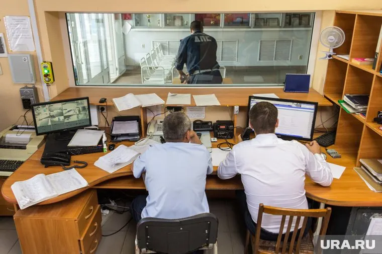 По месту работы женщины провели досмотр