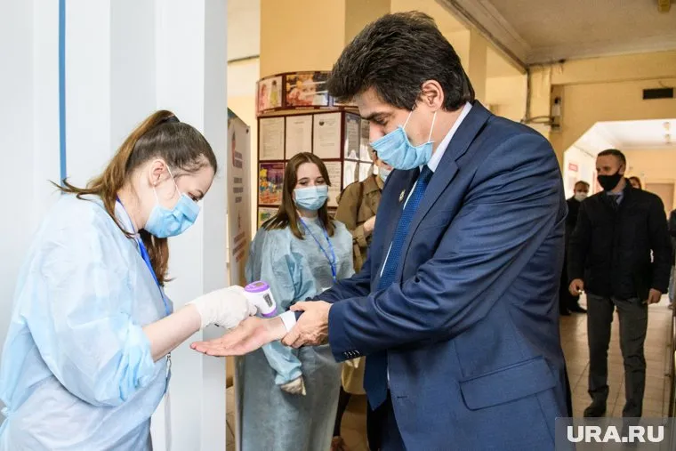 Мэр лично объехал избирательные участки. Взвинтить явку это не помогло