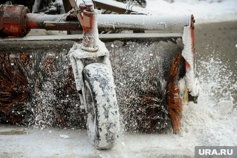 На асфальте образовались глубокие борозды