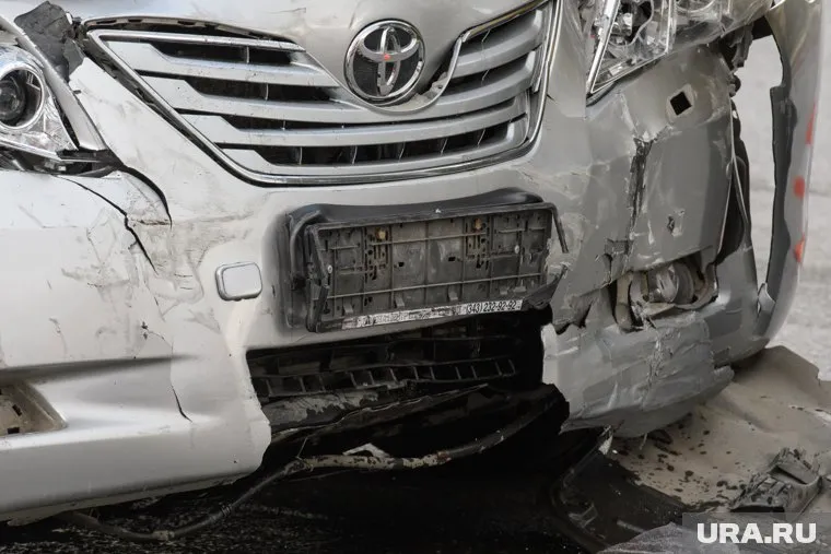 Глыба помяла крышу автомобиля