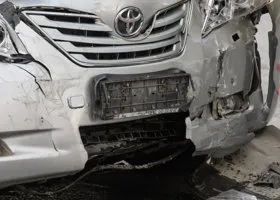 В центре Екатеринбурга льдина помяла стоявшую во дворе машину