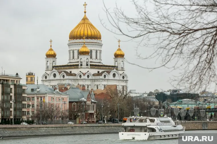 В Москве частица Благодатного огня передана в храм Христа Спасителя к пасхальному богослужению