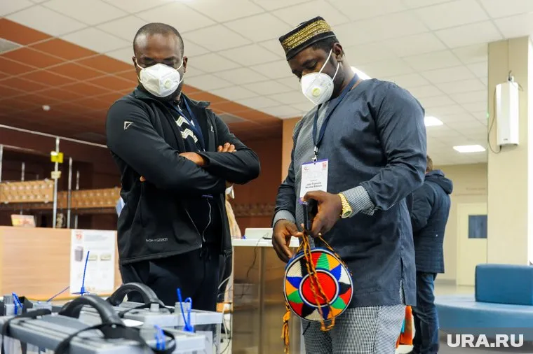 Жан Франсуа Николя Бибум (справа) приезжал в Челябинск на выборы в Госдуму