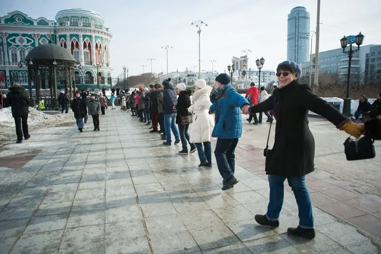 Акция протеста против строительства храма на воде. Екатеринбург, дом севастьянова, бц высоцкий, акция обними пруд