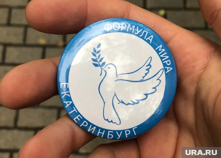 Обладателей таких значков стали в шутку называть «голубками»