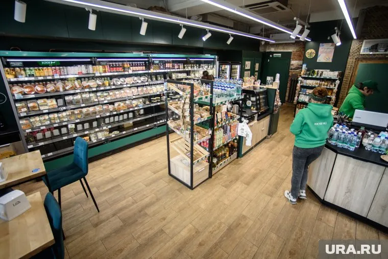 По словам тюменцев, покупателей в магазинах стало в разы меньше