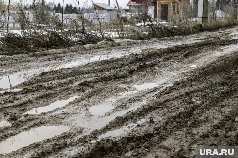 В дождь движение по дороге невозможно 