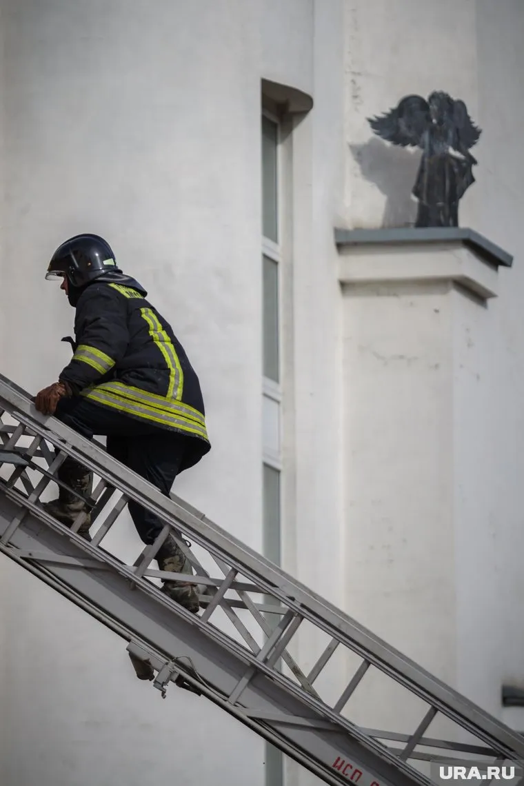 Сотрудники МЧС поднялись к мальчику по автолестнице прежде, чем он упал