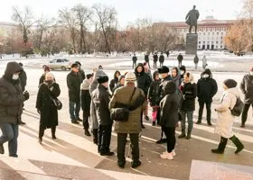 Разъяренные родители взяли в осаду школу в Сергах, где подросток избил девочку