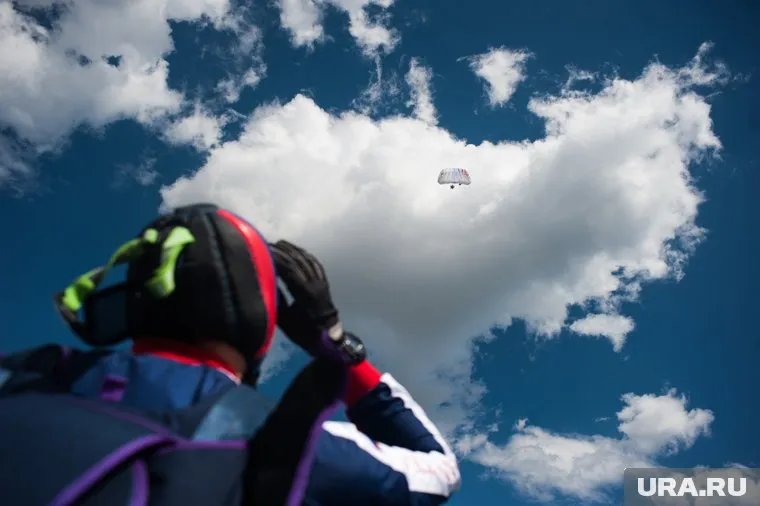 Девочка и инструктор упали с высоты 2000 метров