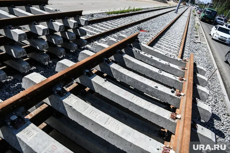 Одна из тележек грузового вагона сошла с рельсов