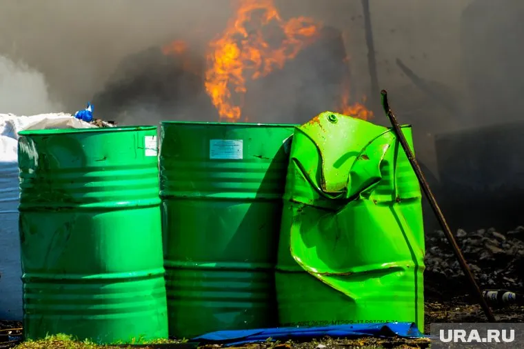 В результате пожара под Пермью были уничтожены 100 канистр с горючими веществами