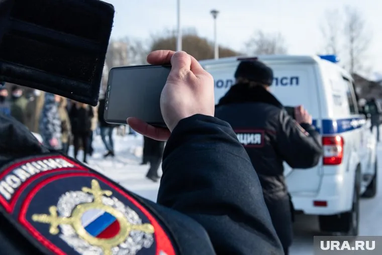 Сотрудники полиции предупреждали протестующих о последствиях участия в акции