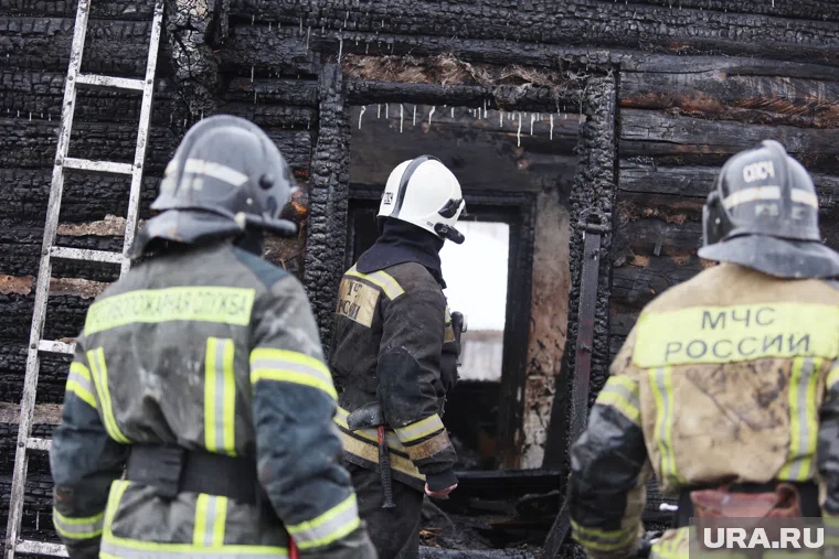 Сотрудники МЧС ликвидировали пожары в банях в Курганской области (архивное фото)