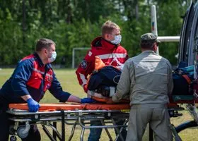 Юную свердловчанку, впавшую в кому после купания в Черном море, перевезли в Сочи
