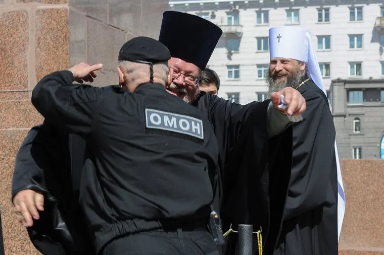 Возложение венков к Вечному огню и торжественное построение челябинского гарнизона в честь Дня Победы.  Акция "Бессмертный полк". Челябинск, омон, церковь, митрополит никодим, отец игорь шестаков, православие