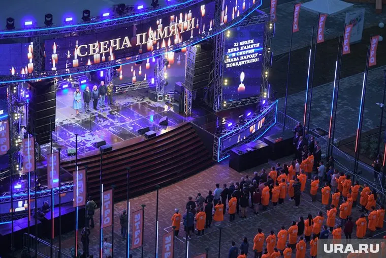 В акции участвовали сотни парней и девушек