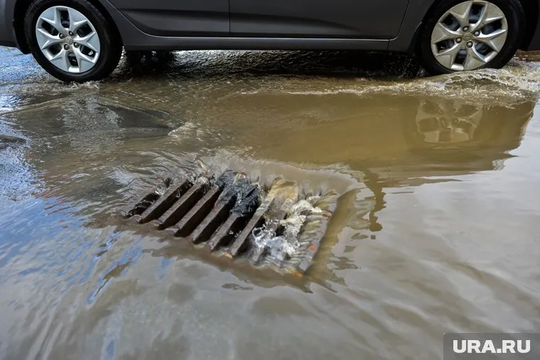 Во время дождя вода в большом количестве попадает на участок дороги