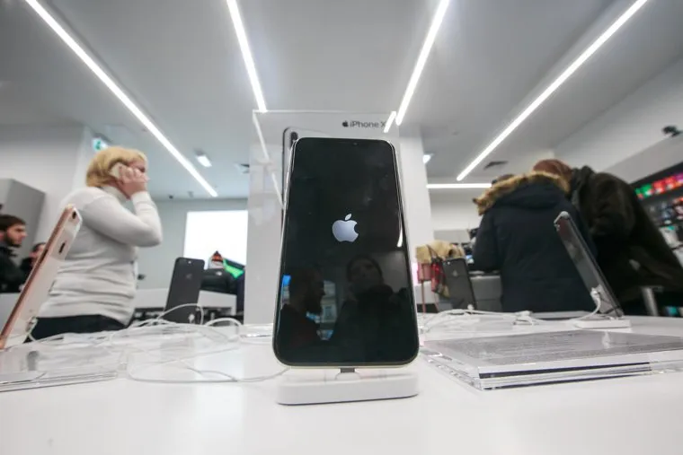 Старт продаж Apple IPhoneX в re:Store на Тверской, 27. Москва