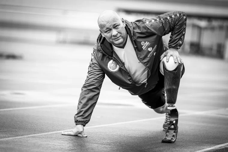 Якель победила с работой «Русский характер: бег с препятствиями», которая показывает ветеранов боевых действий с травмами