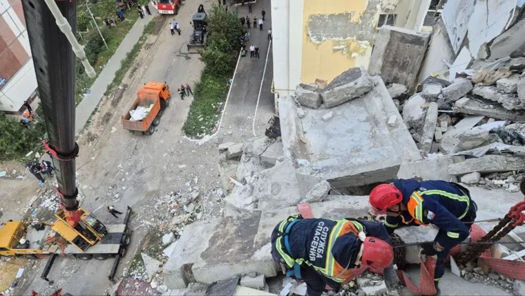 Спасатели будут искать людей под завалами всю ночь