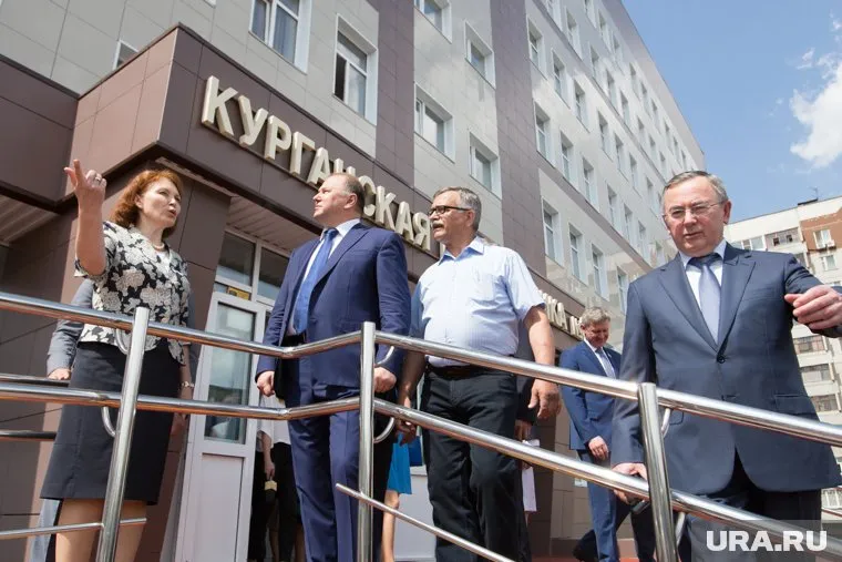 Уральский полпред Николай Цуканов (в центре) отчитал директора департамента здравоохранения Ларису Кокорину