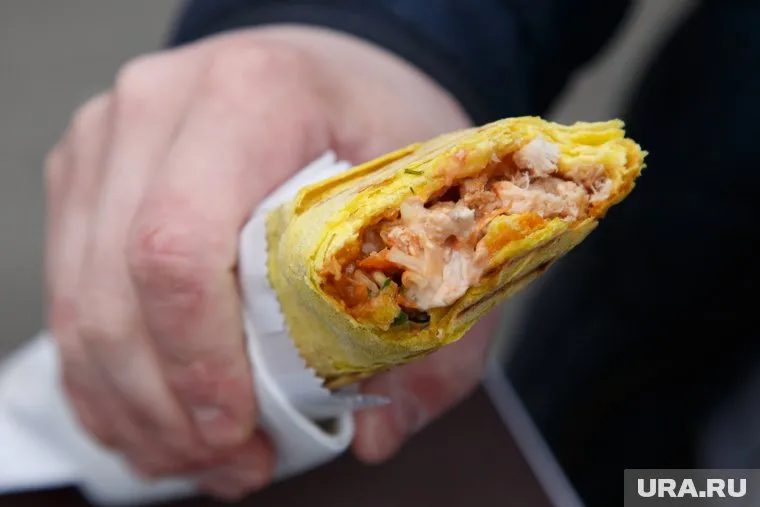 Шаурму готовят без перчаток, для персонала нет санузла и гардероба