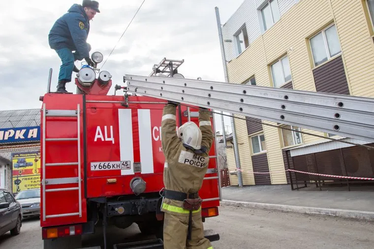 Обрушение в супермаркете Магнит. Курган, пожарная машина, пожарная лестница