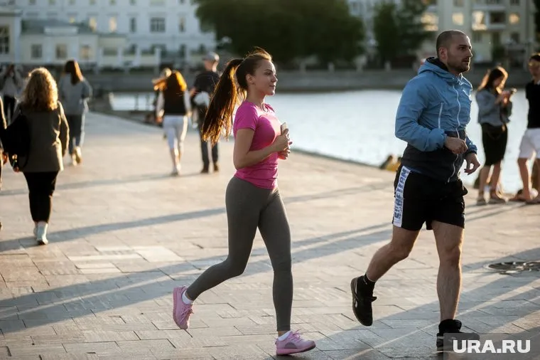 С возрастом у людей снижается количество жиросжигающих гормонов, сказал Алексей Калинчев