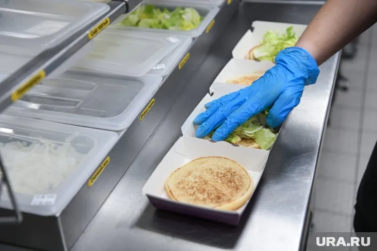 Десятки человек отравились в кафе быстрого питания