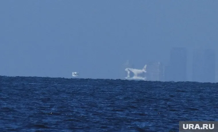 При оптической иллюзии фата-моргана наблюдатель видит далеко расположенные и часто искаженные объекты там, где их быть не должно