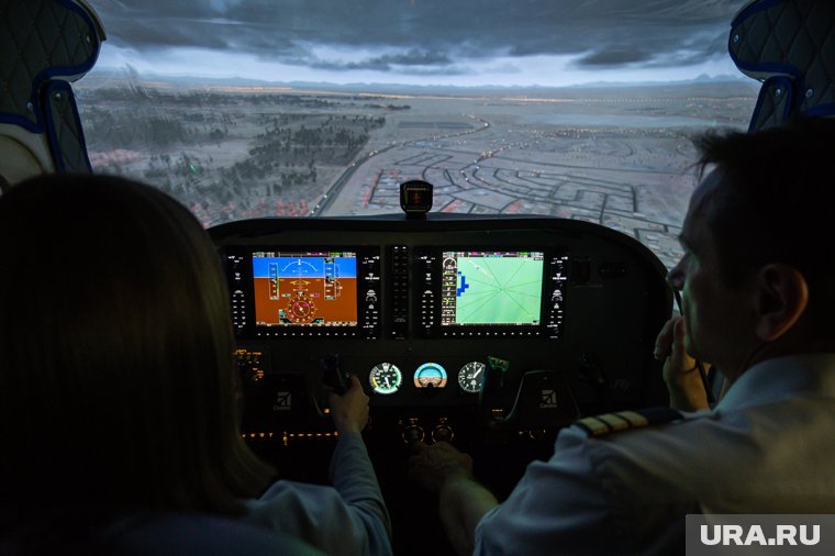 Посадили самолет без двигателя: как журналисты URA.RU учились мастерству пилотов. Видео
