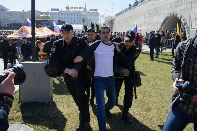 Несанкционированная акция сторонников Алексея Навального. Екатеринбург, исторический сквер, задержание