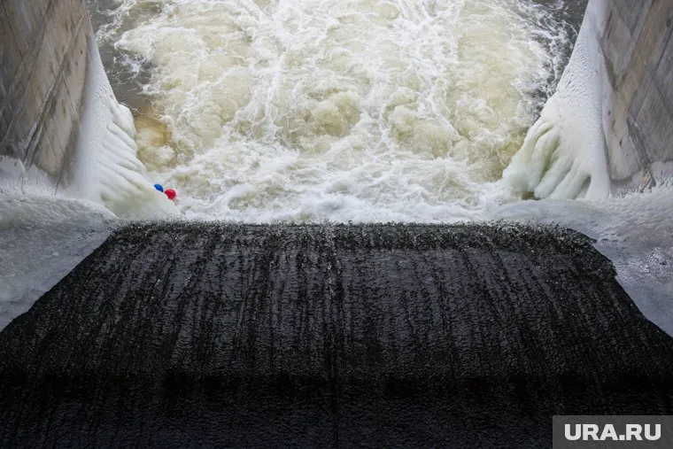 Опора плотины Каховской ГЭС разрушилась, передает агентство