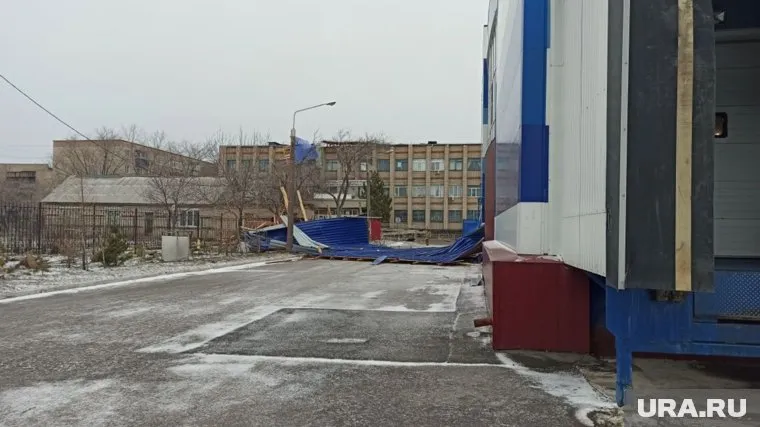 Часть кровли унесло на несколько десятков метров