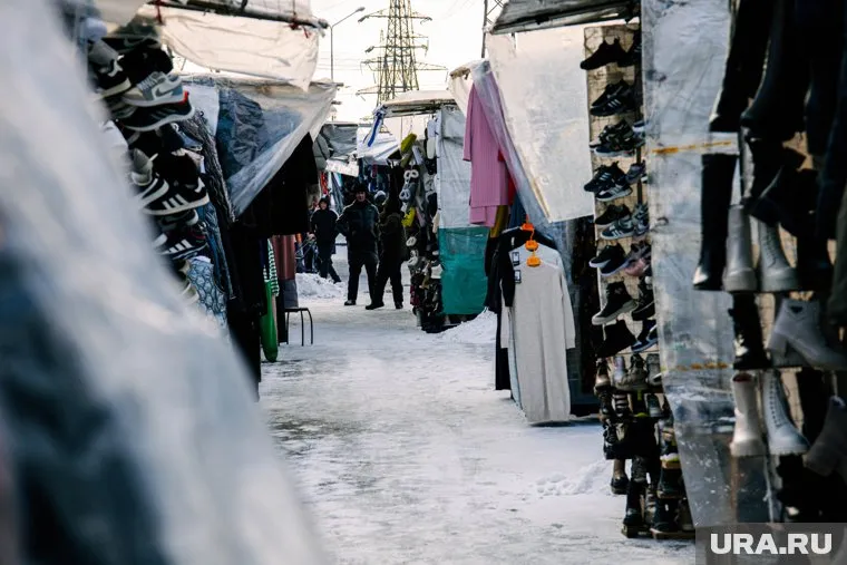 Неделю назад Апраксин двор был плотно застроен рядами, где продавались текстиль, хозтовары и обувь