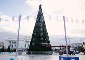 В Тюмени начали украшать главную городскую елку