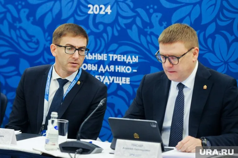 За ход праймериз отвечал перед главой региона политический вице-губернатор Роман Воллерт (слева)