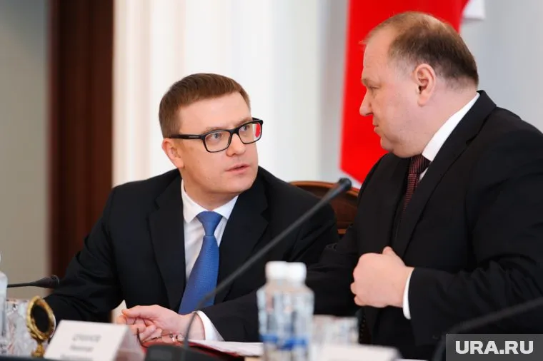 Николай Цуканов (справа) едет к Алексею Текслеру (слева)