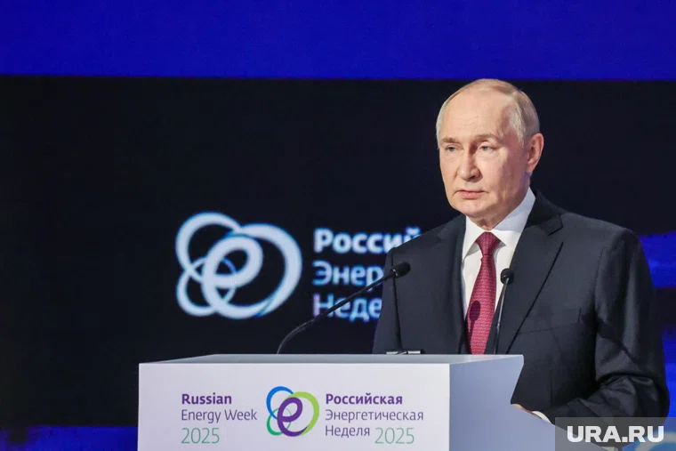 Путин посетил выставку, приуроченную к 80-летию Победы в ВОВ