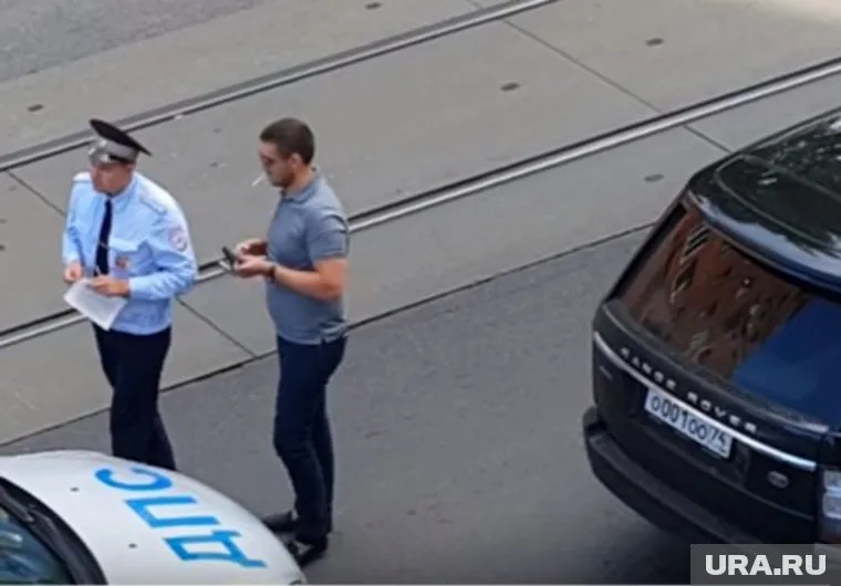 Водитель с правительственными челябинскими номерами в Москве общается с автоинспектором