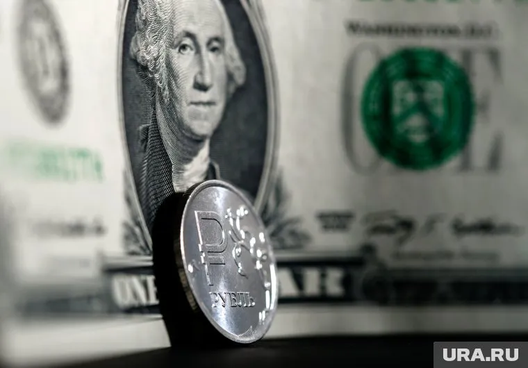 Ослабление рубля добавит к инфляции 1% по итогам года
