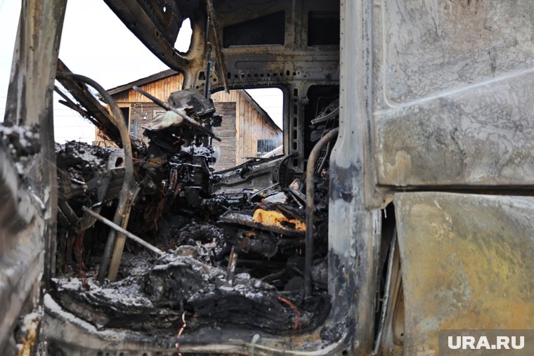 Пожарные потушили полыхающую фуру в Кургане. Видео