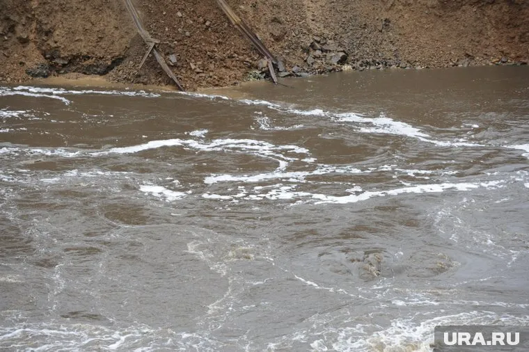 Вода угрожает 40 домам