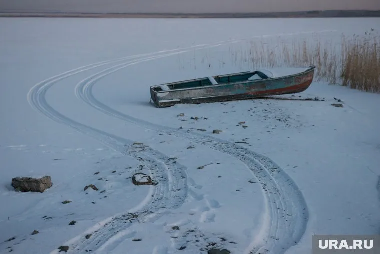 Толщина льда на озерах еще крайне опасная (архивное фото)