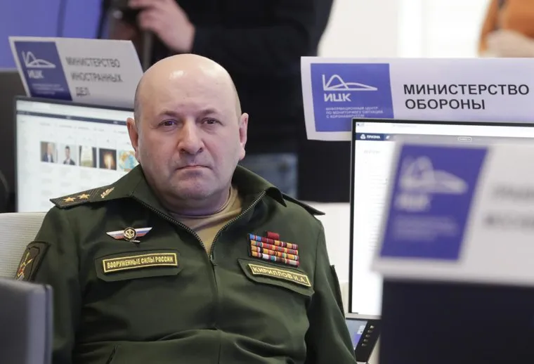 Стекла и двери дома, где произошел взрыв, выбиты