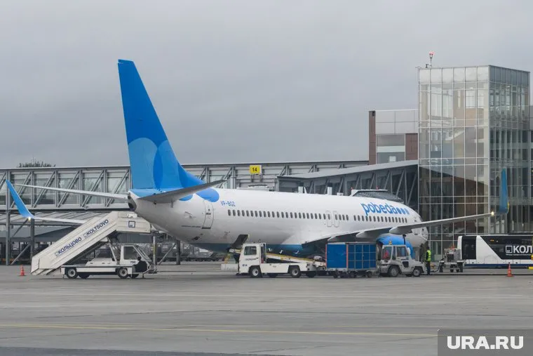 Коронавирус заподозрили у двух пассажиров на самолете авиакомпании «Победа»