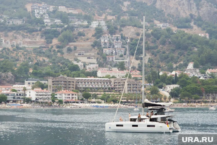 Паром с россиянами застрял у берегов Турции