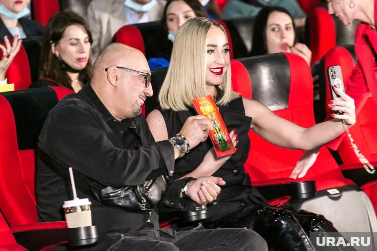 Продюсер Бузовой Арам Арчер (слева) подтвердил информацию о запрете исполнять песни звезды без соответствующего разрешения