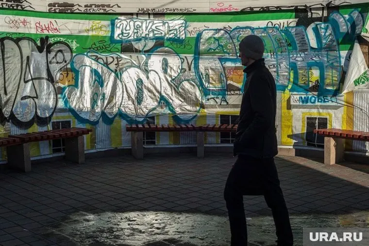 Фотограф называет окружающее екатеринбуржцев антиутопией и сюром